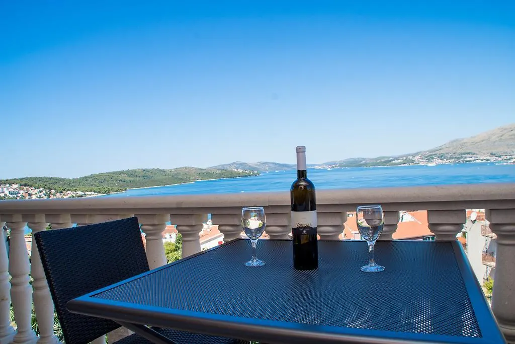 Apartments Bisera Trogir 0*,
