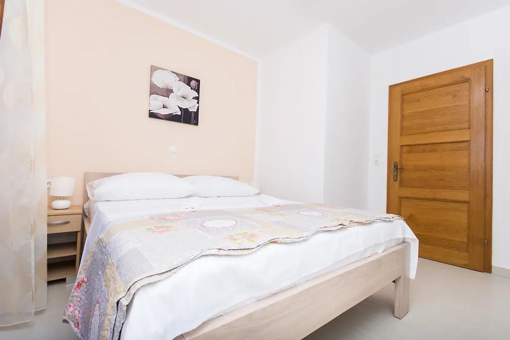 Apartments Bisera Trogir 0*,